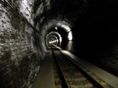 大日影トンネル内部は暗い